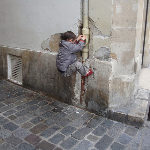 CC-BY-NC-ND Julie Kertesz, Un gosse à Paris